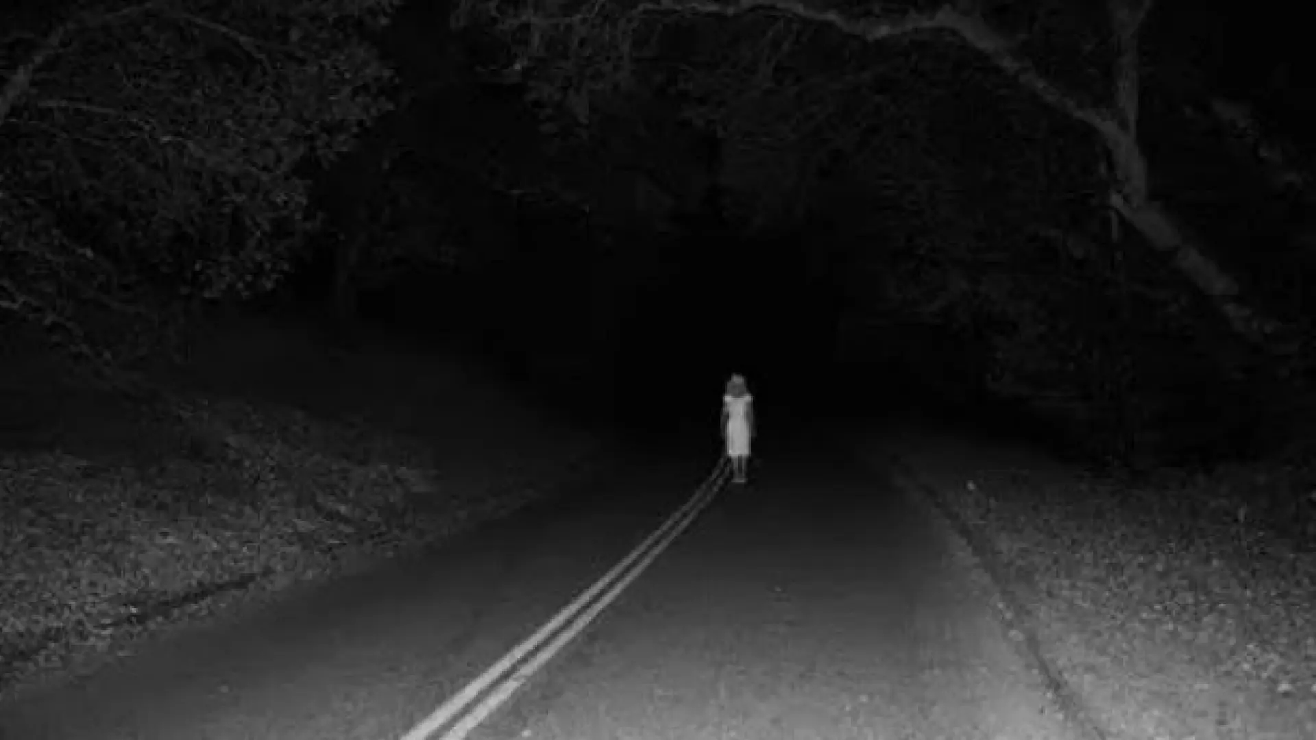 Voici les routes les plus hantées du monde : mystère, événements étranges et apparitions fantomatiques.