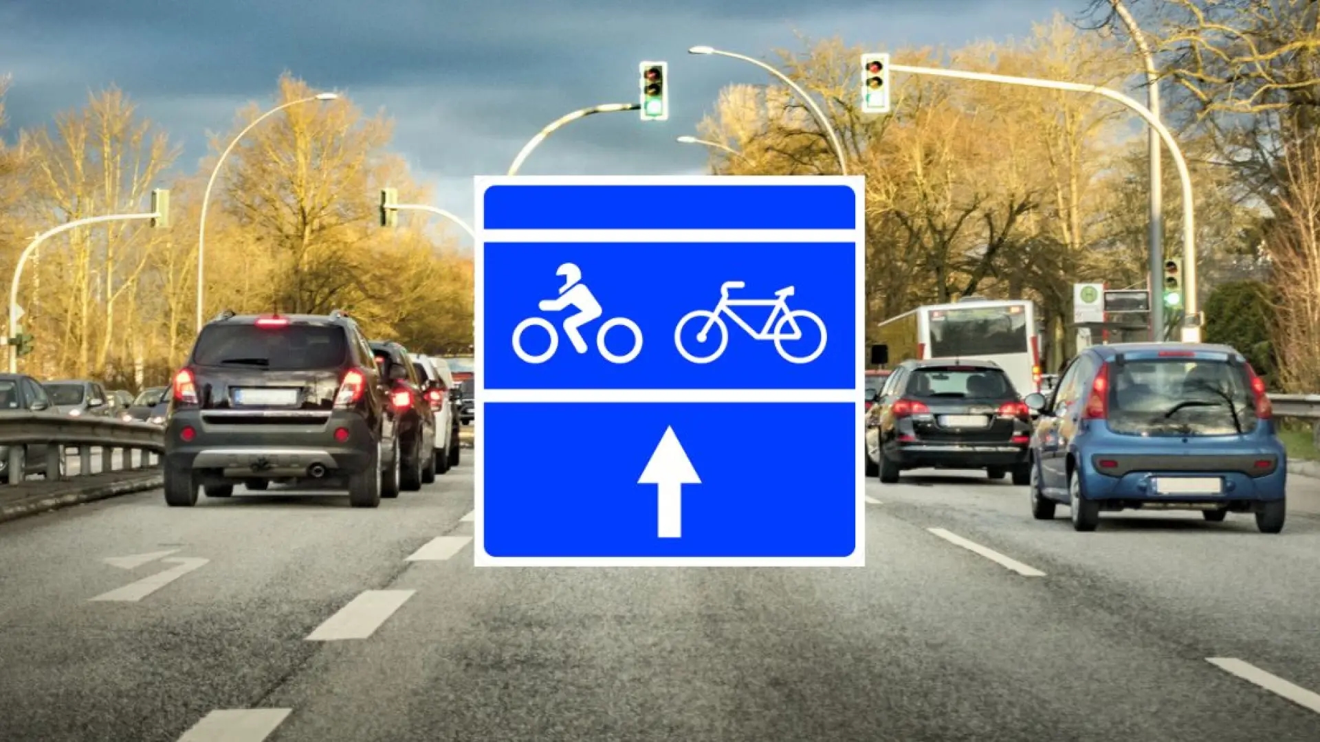 Rowerzyści i motocykliści uśmiechają się na widok nowego znaku DGT S-49.