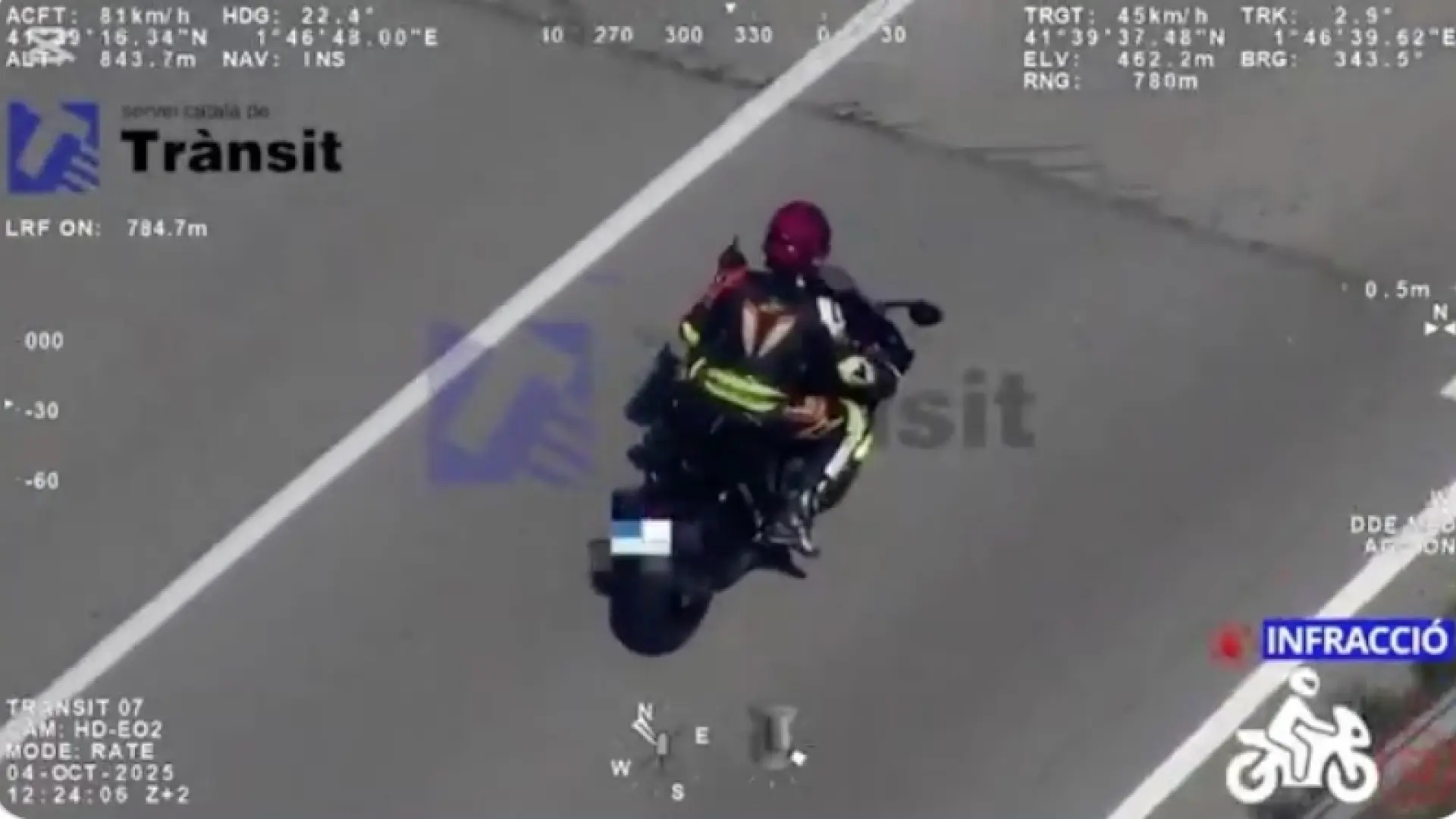 De Mossos d'Esquadra houden een motorrijder aan omdat deze te hard rijdt en waarschuwen andere weggebruikers voor de aanwezigheid van de politie.