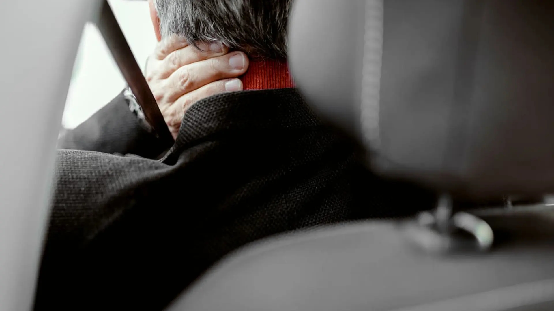 Najczęstsze błędy w postawie za kierownicą, które zagrażają Twojemu bezpieczeństwu