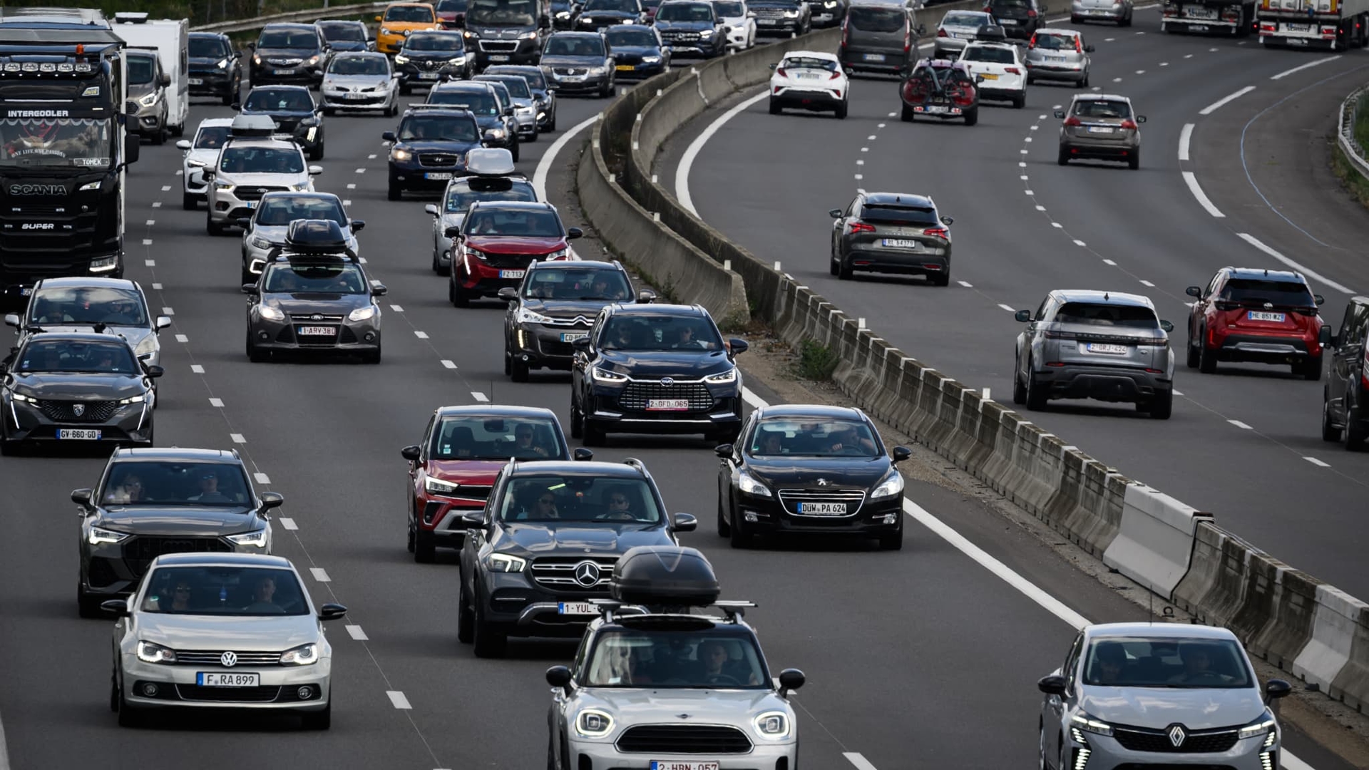 "Une première mondiale": Vinci expérimente une "route électrique" sur l'autoroute A10 en Essonne