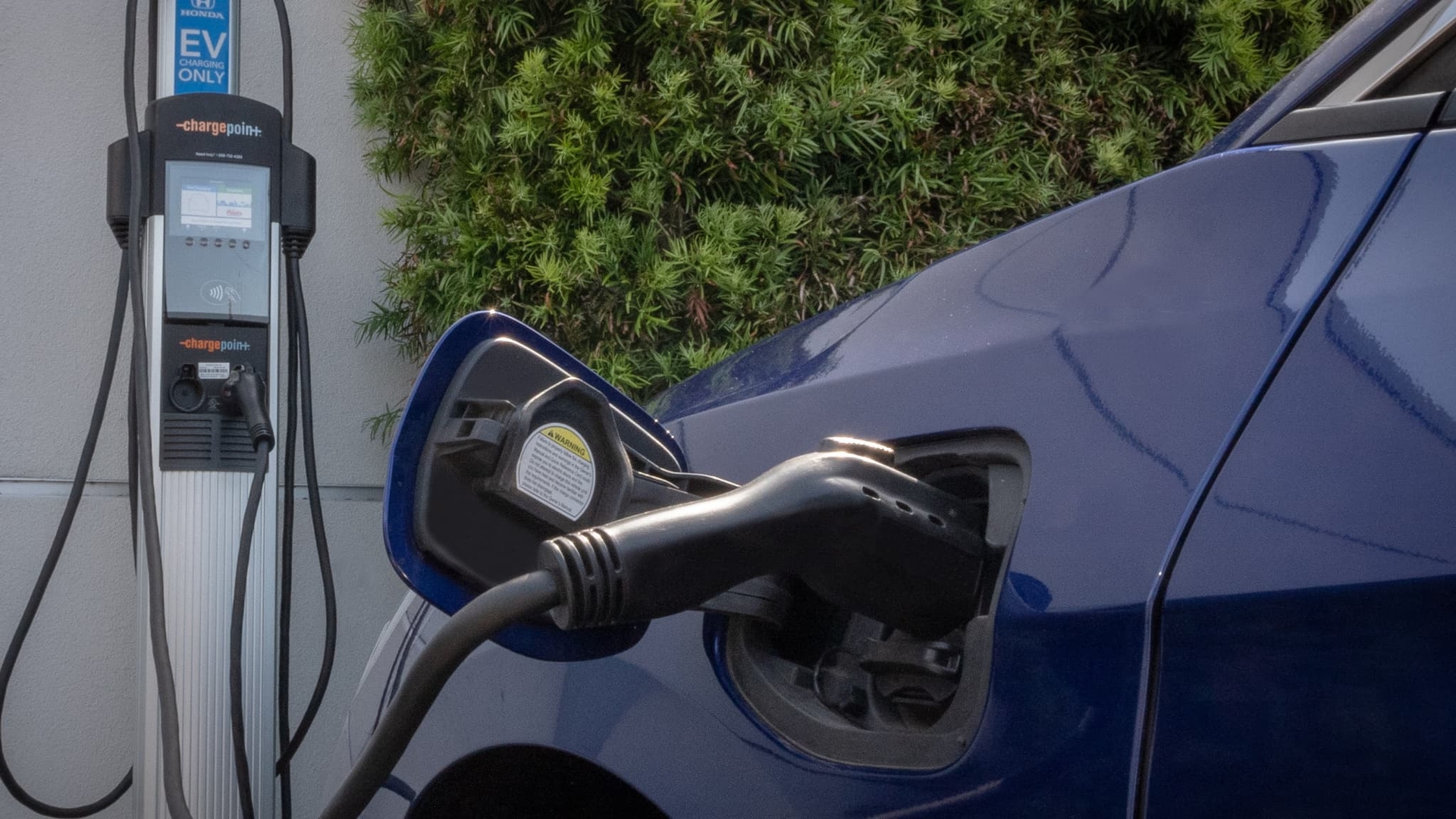 Finaliza el 31 de diciembre: los diputados de la Comisión de Finanzas extienden por dos años el crédito fiscal para la carga de coches eléctricos