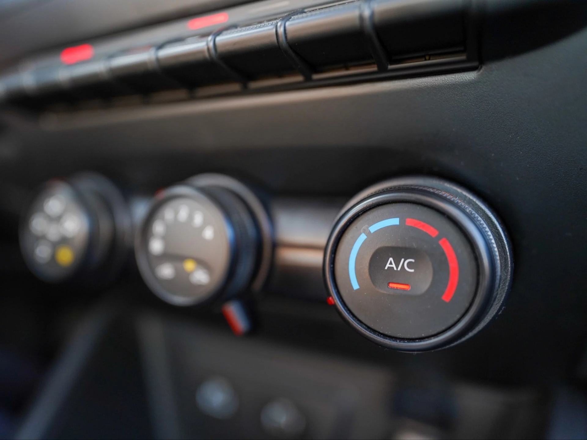 Gasisz silnik przy włączonej klimatyzacji? Mechanik ostrzega