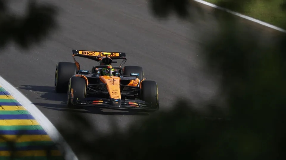 Lando Norris lacht tijdens de sprint in de GP van Brazilië. Piastri belandt in de muur.