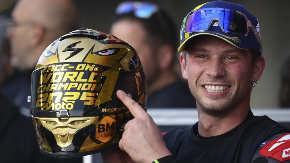Alessandro Zaccone wordt in Portimão gekroond tot MotoE-kampioen.