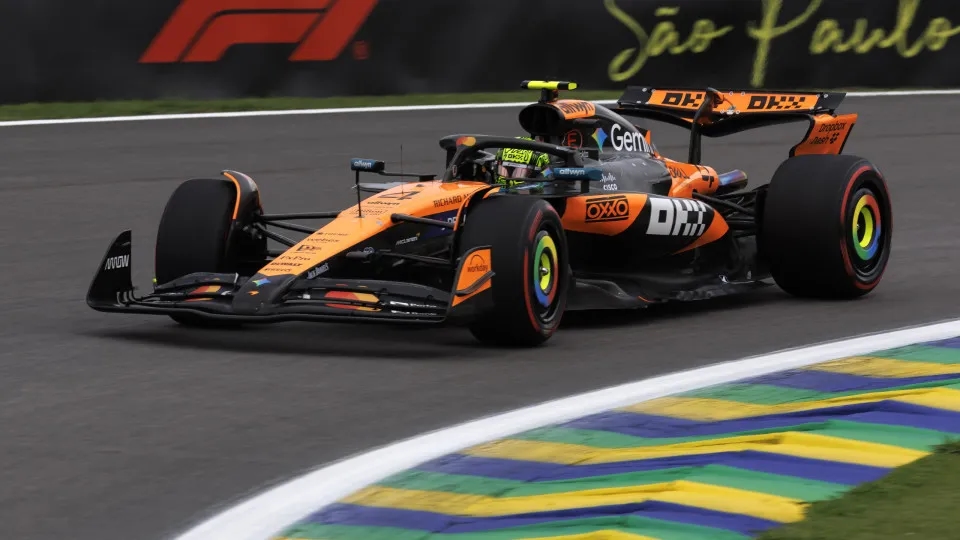 Norris op pole position in Brazilië en Verstappen uitgeschakeld, vanaf de zestiende plaats gestart.