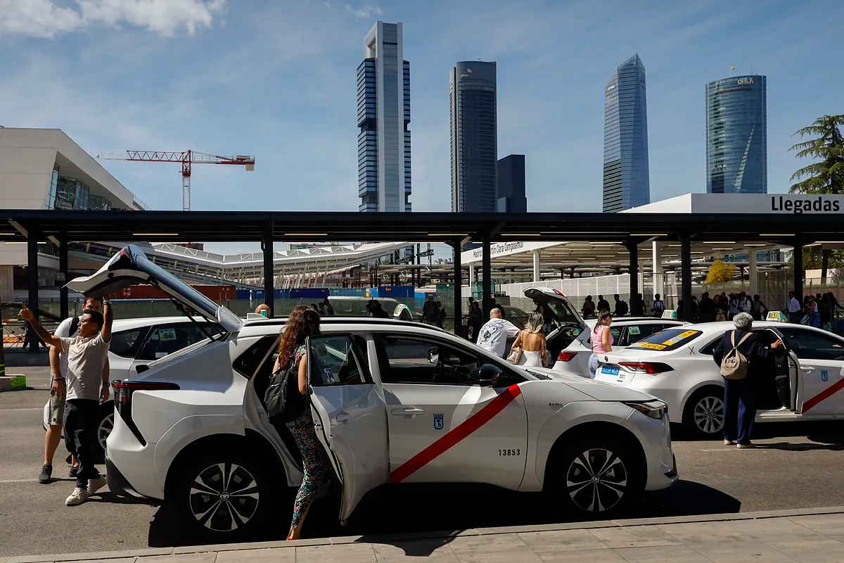 The DGT will make seatbelt use mandatory in the city for taxi drivers, delivery drivers, and driving schools.