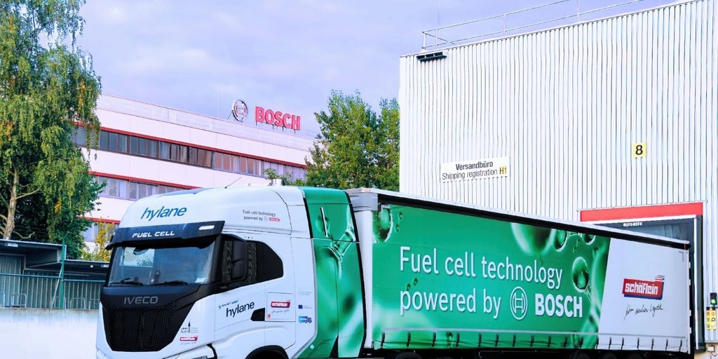 Bosch prezentuje ciężarówkę napędzaną wodorem w swoim zakładzie w Norymberdze