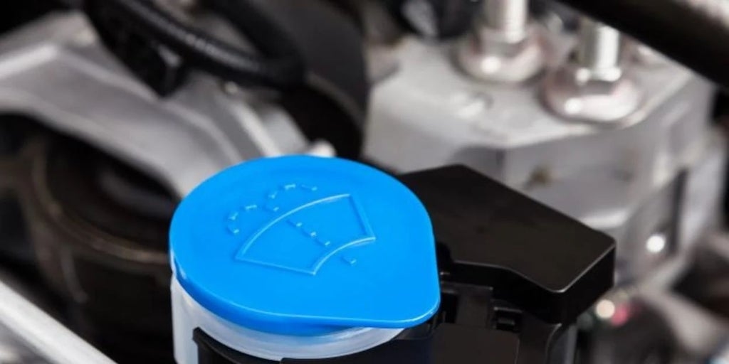 Perché non dovresti usare acqua saponata o detergente per vetri per il lavavetri della tua auto