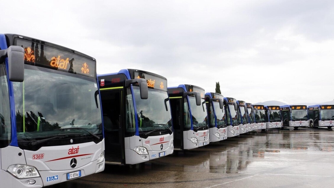 Floransa'daki turist otobüsleri yasadışı parklanmalara karşı önlem alıyor