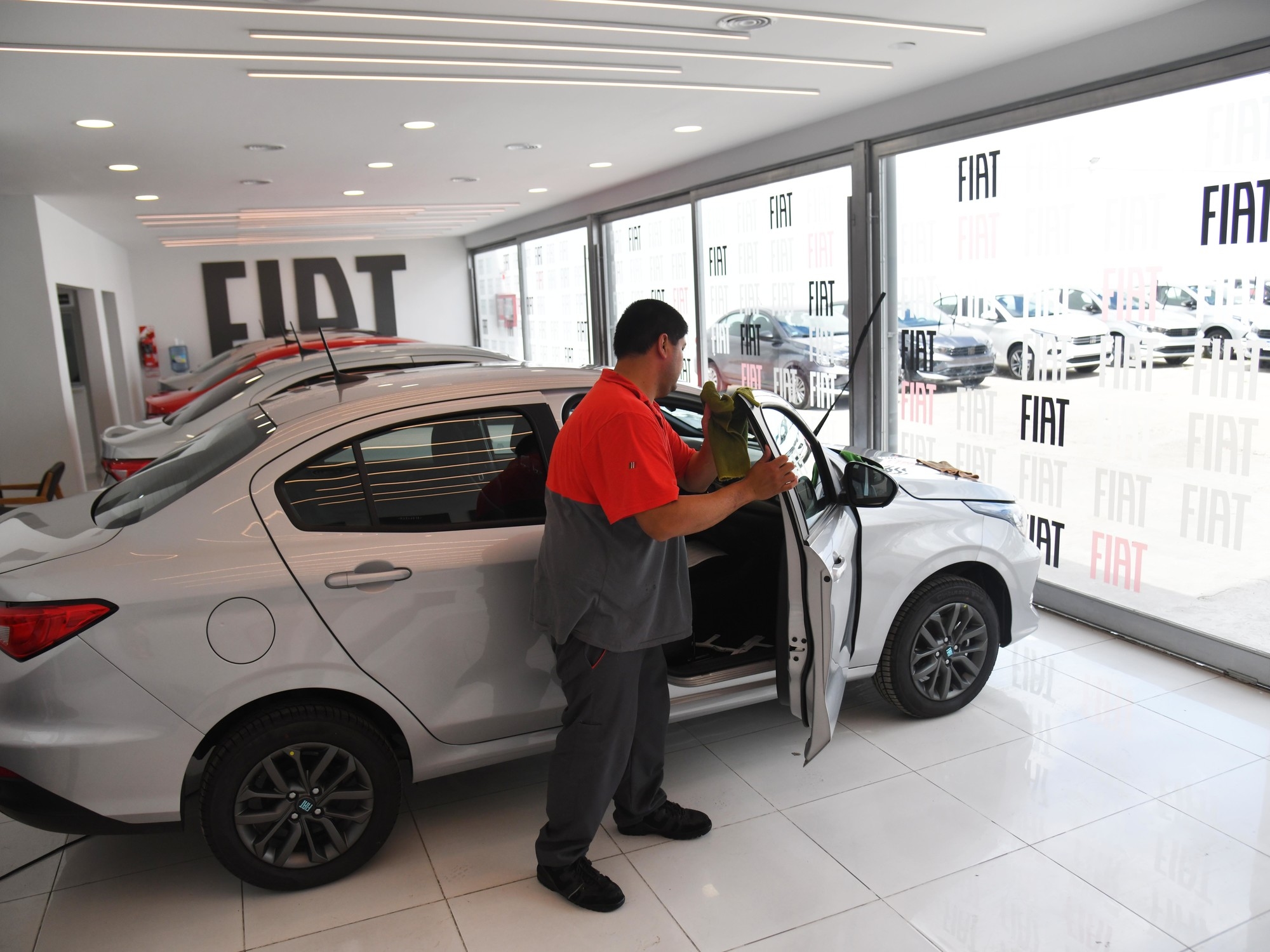 Qual o preço dos 10 carros novos mais baratos na Argentina em novembro, e quais marcas "congelaram" seus preços?