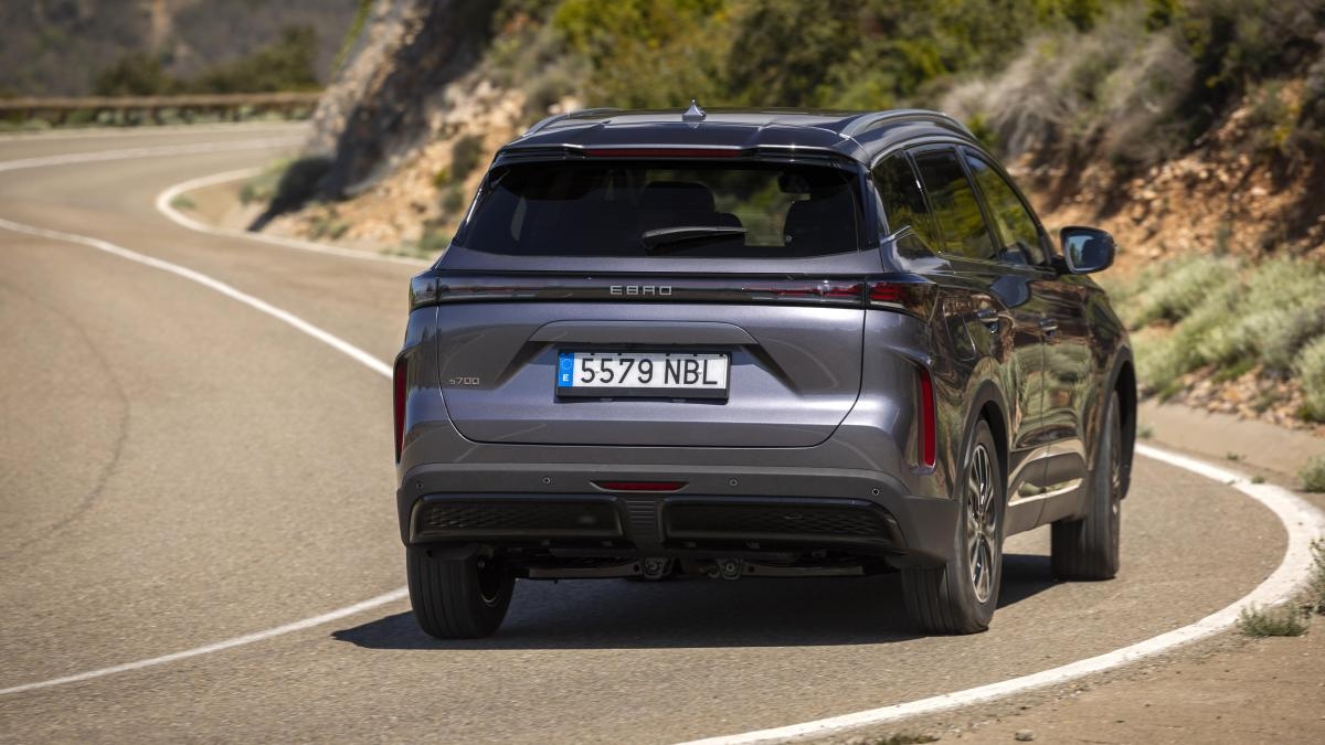 Ebro s700 PHEV, the Spanish hybrid SUV that can travel up to 90 km in electric mode and achieves a total range of nearly 1,200 km.
