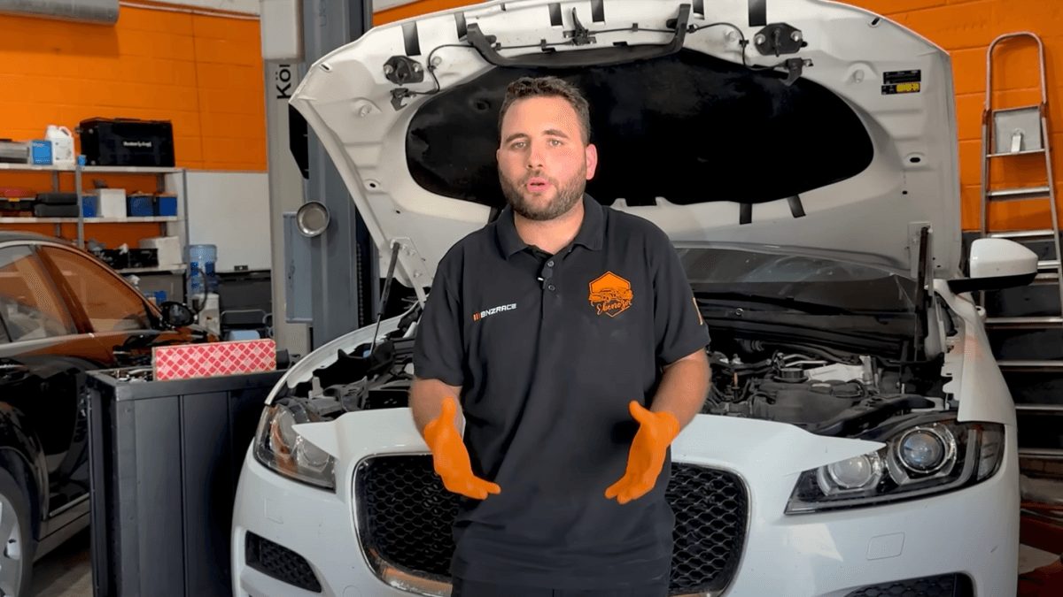 Juan José, meccanico: "Se vuoi sapere se la batteria della tua auto è scarica e rende difficile l'avviamento, usa questo semplice metodo."