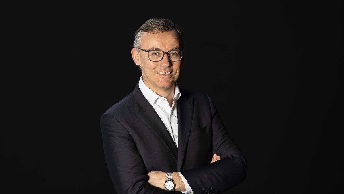Alain Favey, dyrektor generalny Peugeot: „Nasza marka ma silniejszą obecność w regionach, w których, niestety, popyt na pojazdy elektryczne jest bardzo niski”.