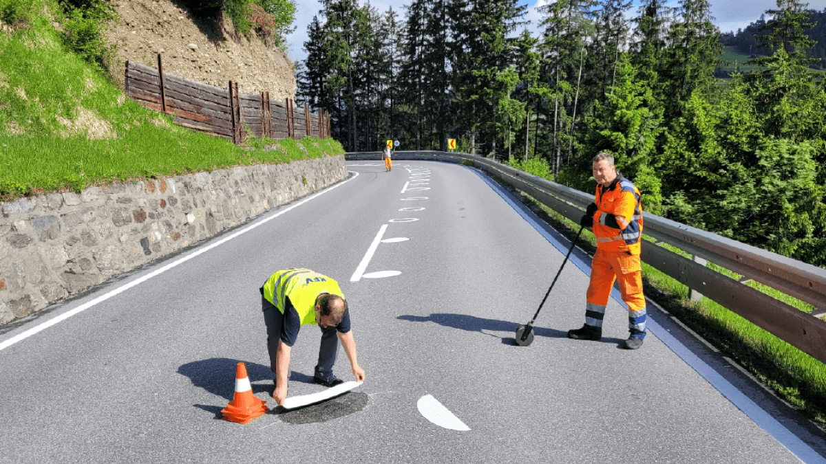 Attention drivers: This is what you should do if you see these new road signs at a dangerous curve.