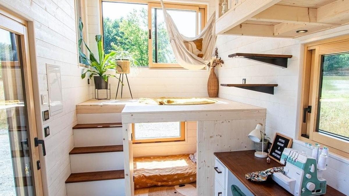 A charming 20-square-meter tiny house on wheels, ideal for living in nature: natural wood, light, and views.