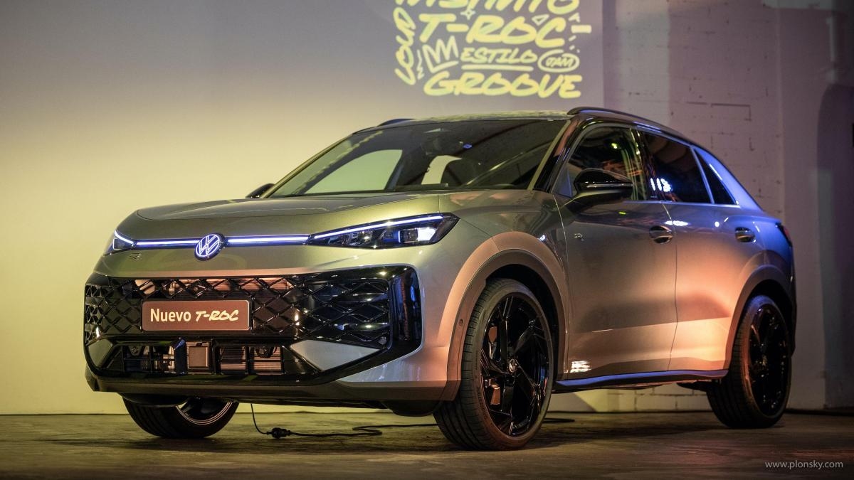 Volkswagen presents the new T-Roc for the first time in Barcelona: larger and with a bigger trunk, it features technologies typical of superior cars.