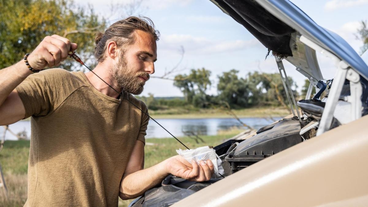 Emilio, mecánico: “El nivel de aceite del coche hay que medirlo con el motor frío o al menos diez minutos después de haberlo apagado en una superficie plana; así evitarás falsas alarmas”