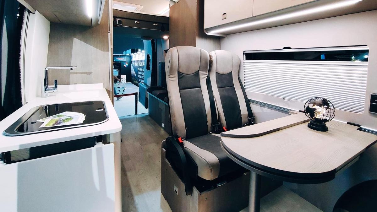 Una polivalente cámper pensada para cuatro personas: su baño aparece y desaparece como por arte de magia