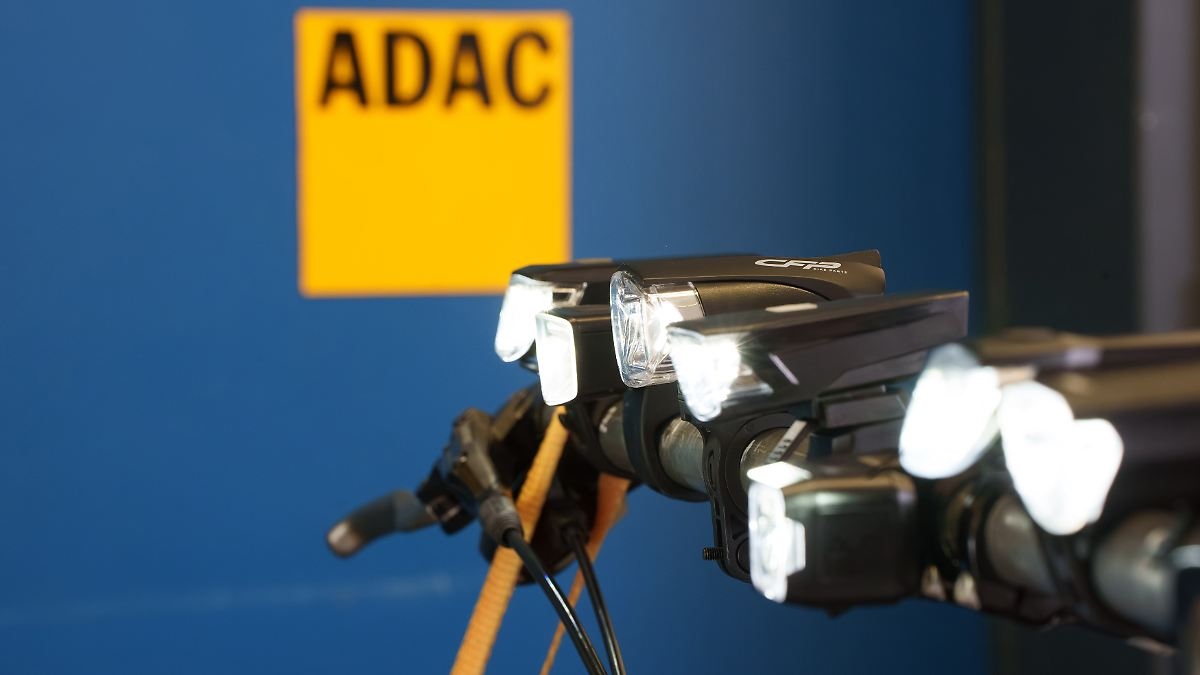 Una lámpara cara se calienta demasiado rápido: ADAC prueba las luces de bicicleta; incluso las baratas son "buenas".