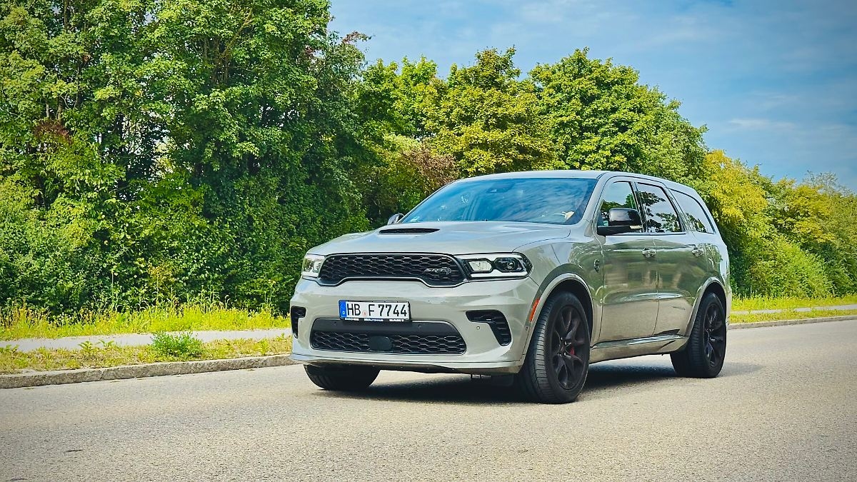 290 km/h wall of bricks: Dodge Durango Hellcat V8 Hemi - the beast lives on.