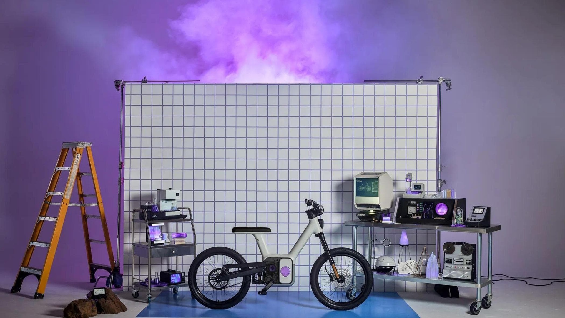 De futuristische e-bike van Rivian is er. Deze fiets laadt op door te trappen en heeft een bereik van 160 kilometer.