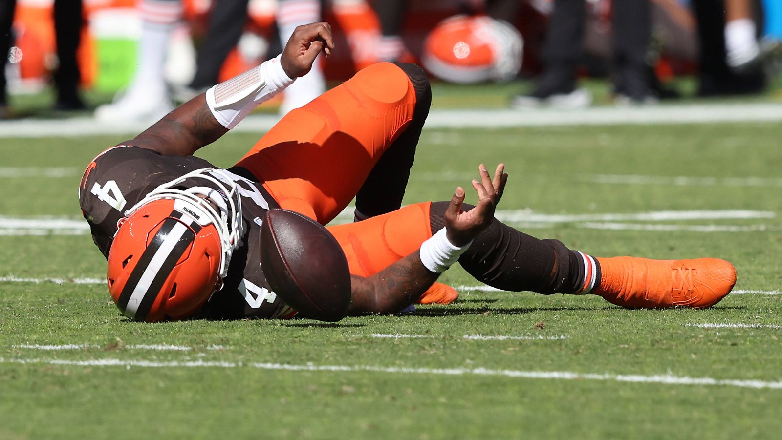 NFL Dramas and 100-Yard Magic: Scandal Quarterback Carried Off the Field with Horror Injury